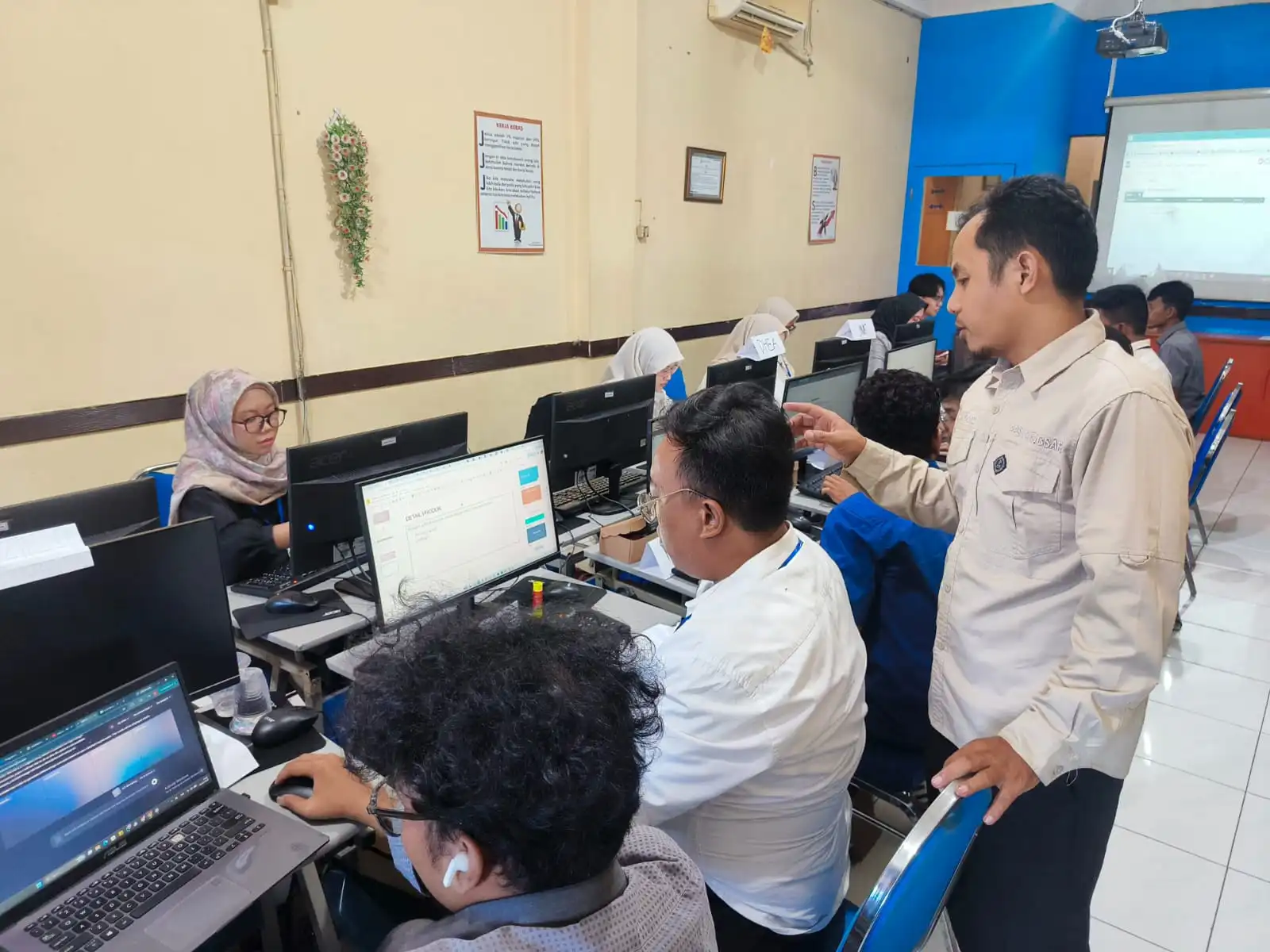 Siapa Kami?